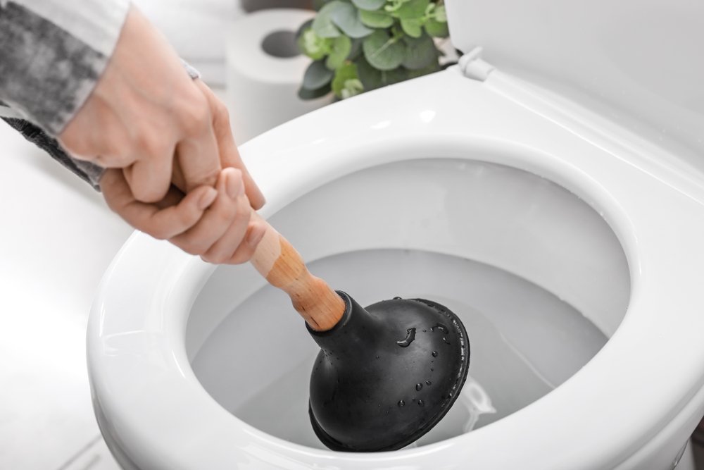 Tualeti i bllokuar – zhbllokim i WC-së me pompë