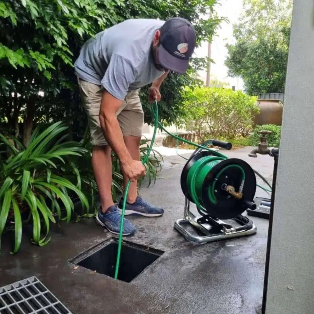 Mirëmbajtja e pusetave dhe kolonave kryesore është thelbësore për kanalizimet. Mësoni metodat profesionale të pastrimit dhe përfitimet e mirëmbajtjes periodike.