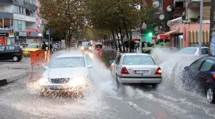Pse bllokohen pusetat në Tiranë sa herë bie shi i rrëmbyeshëm? Mësoni shkaqet kryesore, problemet e kanalizimeve dhe mënyrat profesionale të pastrimit.